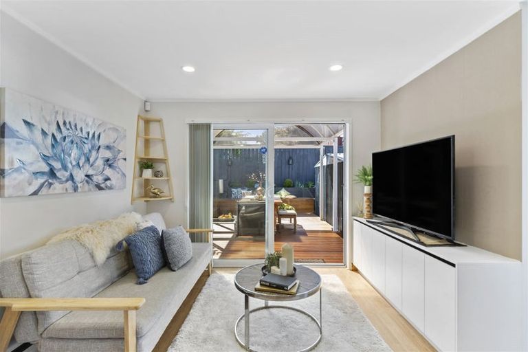 Photo of property in 2/7 Yarra Place, Botany Downs, Auckland, 2010