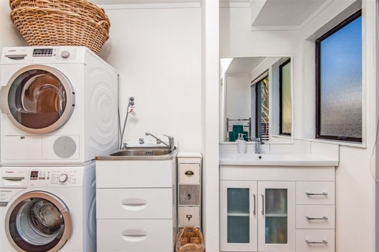 Photo of property in 3a Fraser Road, Narrow Neck, Auckland, 0624