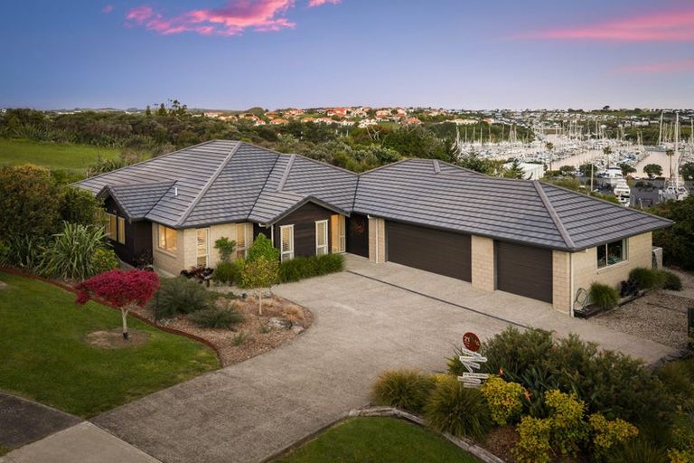 Photo of property in 21 Laguna Place, Matakatia, Whangaparaoa, 0930