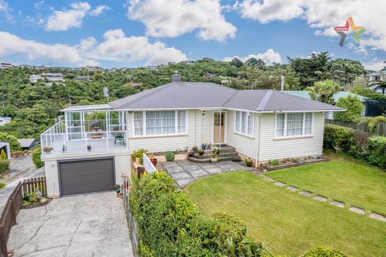 Photo of property in 60 Pokohiwi Road, Normandale, Lower Hutt, 5010
