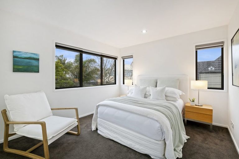 Photo of property in 136 East Coast Road, Forrest Hill, Auckland, 0620