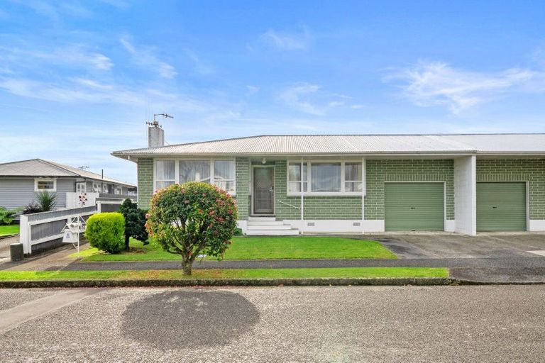 Photo of property in 43 Karaka Crescent, Levin, 5510