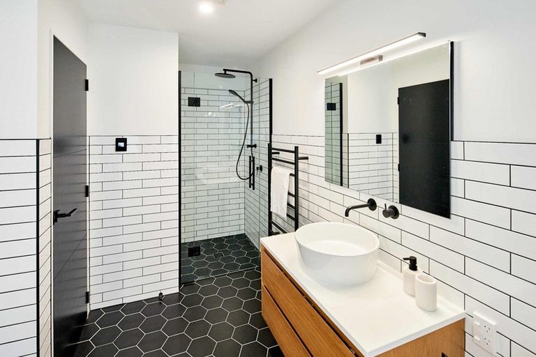 Photo of property in 44 Domett Street, Newlands, Wellington, 6037