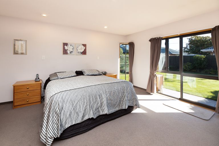 Photo of property in 22 Berkshire Drive, Avonhead, Christchurch, 8042