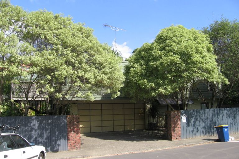 Photo of property in 1b The Esplanade, Castor Bay, Auckland, 0620