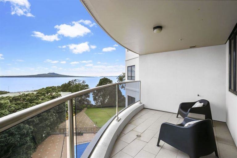 Photo of property in 5a/173 Hurstmere Road, Takapuna, Auckland, 0622