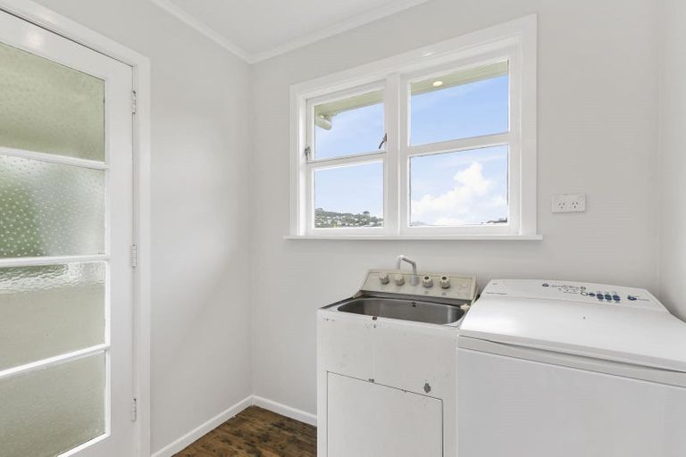 Photo of property in 6 Thurleigh Grove, Karori, Wellington, 6012