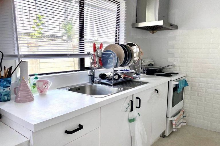 Photo of property in 1/13 Trengove Place, West Harbour, Auckland, 0618