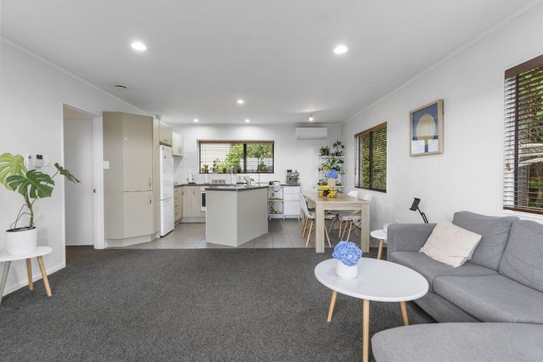 Photo of property in 2/23 Heathglen Place, Bayview, Auckland, 0629