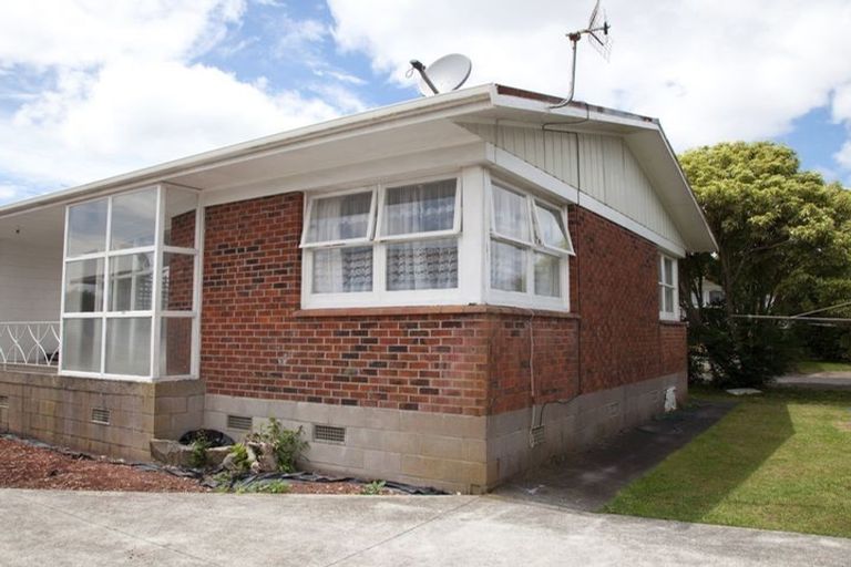 Photo of property in 2/124 Te Atatu Road, Te Atatu South, Auckland, 0610
