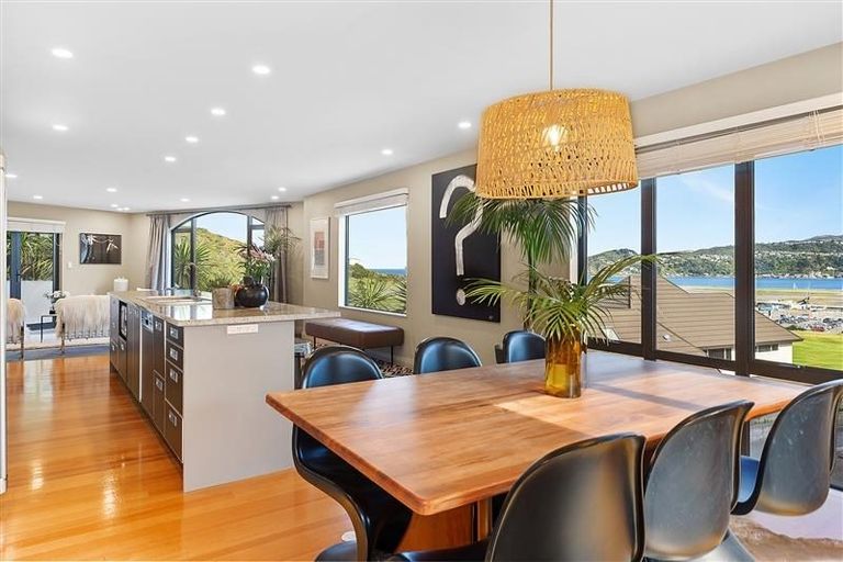 Photo of property in 5 Bunker Way, Strathmore Park, Wellington, 6022