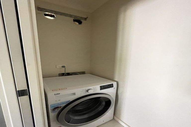 Photo of property in 2/3 Seine Road, Forrest Hill, Auckland, 0620