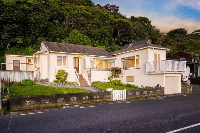 Photo of property in 17 Moana Road, Plimmerton, Porirua, 5026