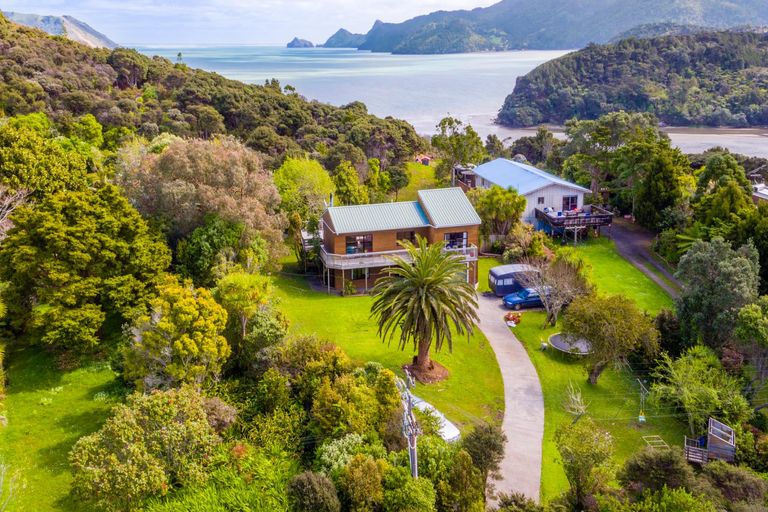 Photo of property in 41 Cornwallis Road, Cornwallis, Auckland, 0604