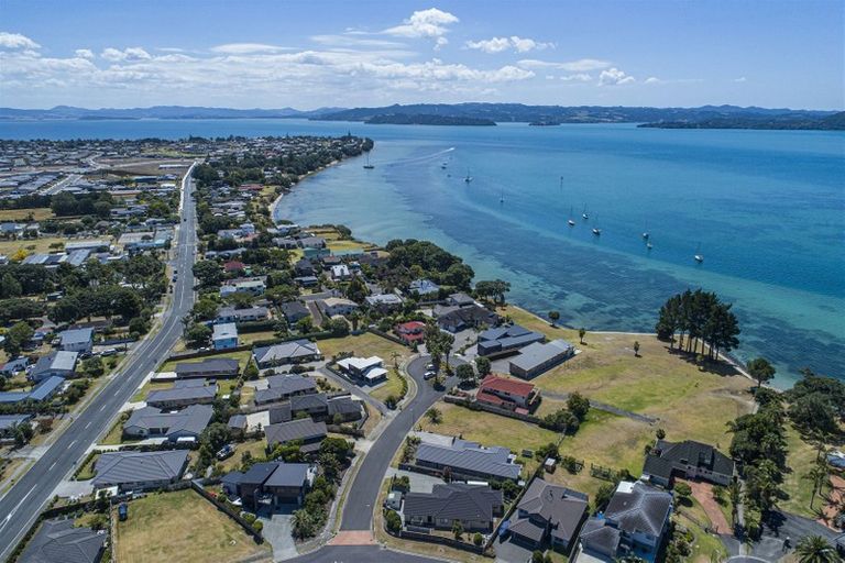 Photo of property in 5 Paradise Point Place, One Tree Point, 0118