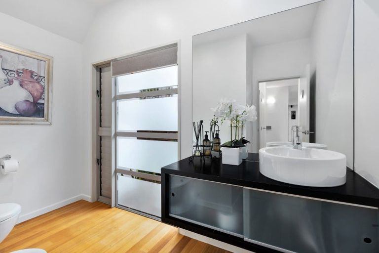 Photo of property in 5 Oakford Park Crescent, Greenhithe, Auckland, 0632