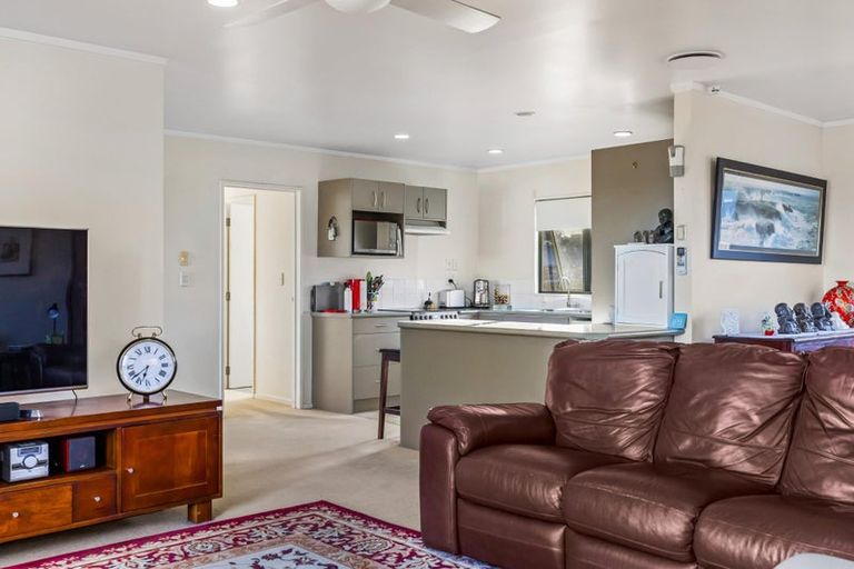 Photo of property in 11 Killygordon Place, Massey, Auckland, 0614