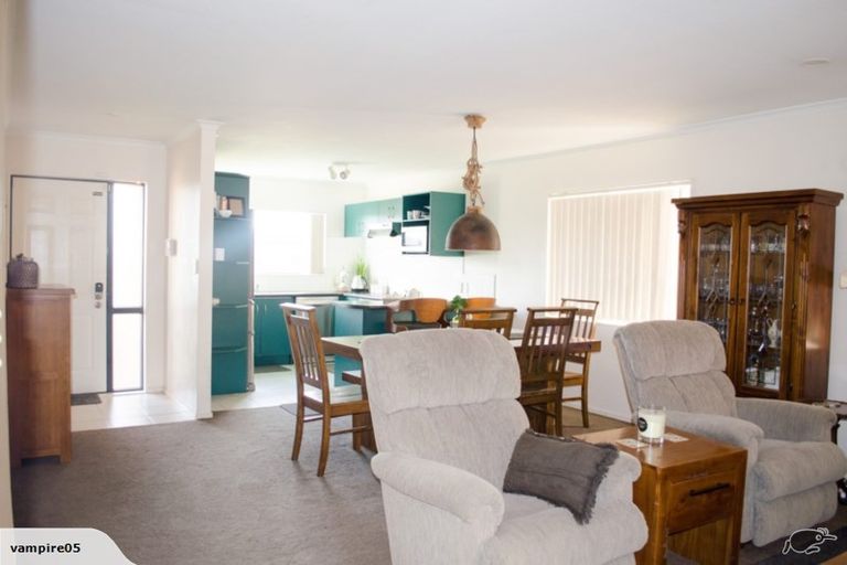 Photo of property in 8 Sid Place, Mangere, Auckland, 2022