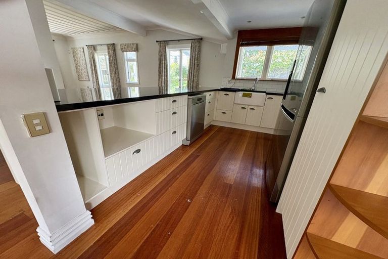 Photo of property in 31 Coote Road, Bluff Hill, Napier, 4110