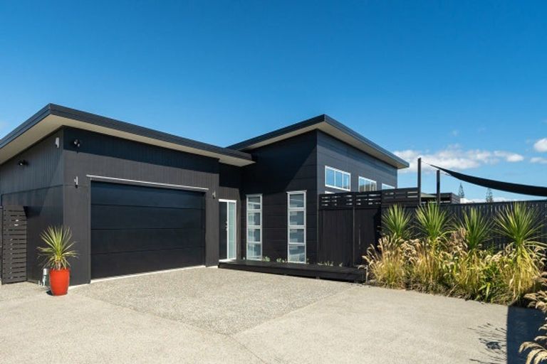 Photo of property in 30a Moana Street, Otaki Beach, Otaki, 5512