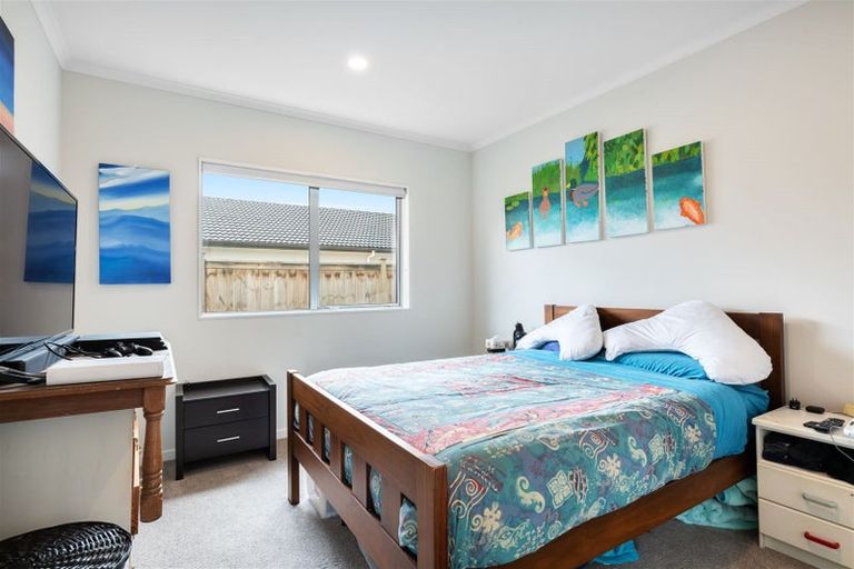 Photo of property in 13 Walter Ruddock Avenue, Kumeu, 0810