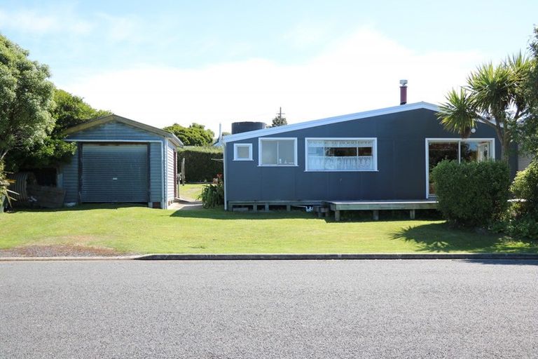 Photo of property in 8 Miro Street, Kaka Point, 9271