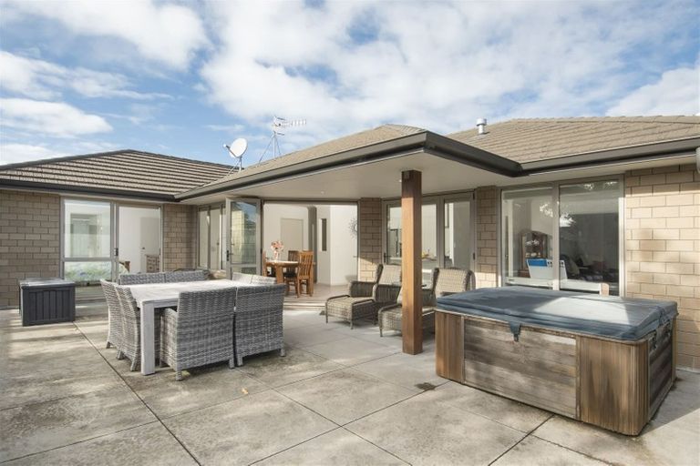 Photo of property in 15 Oakwood Way, Papamoa Beach, Papamoa, 3118