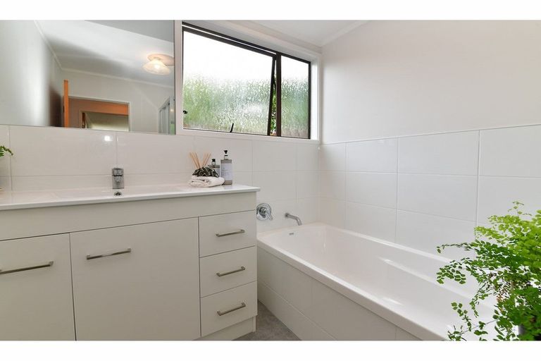 Photo of property in 29 Edward Avenue, Orewa, 0931