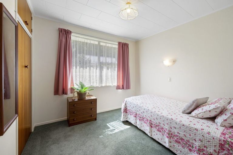 Photo of property in 1/12 Ambury Place, Merrilands, New Plymouth, 4312