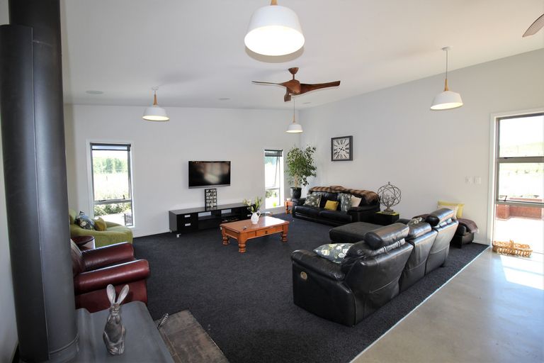 Photo of property in 24 Lewis Road, Springvale, Alexandra, 9393