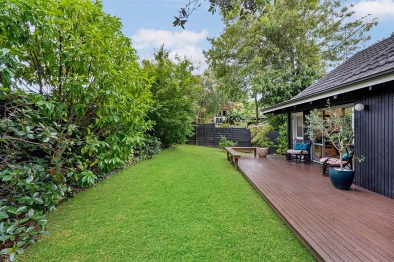 Photo of property in 1/41 Ravenwood Drive, Forrest Hill, Auckland, 0620