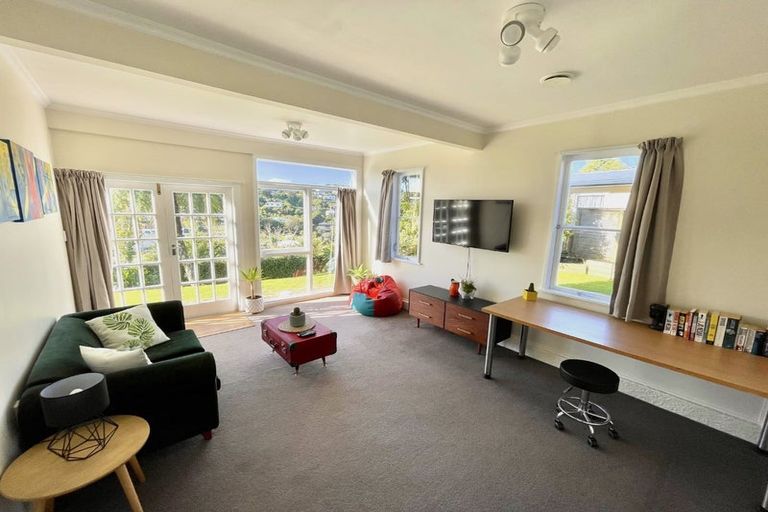 Photo of property in 7 Innes Way, Newlands, Wellington, 6037