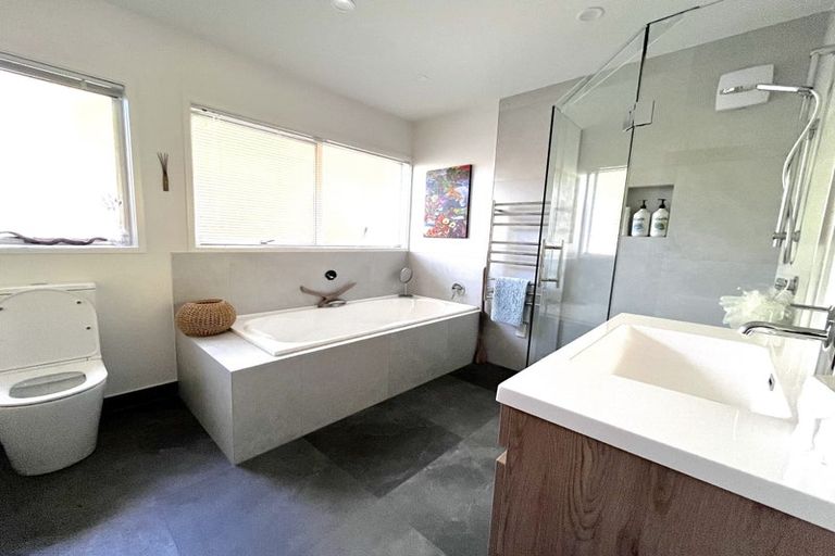 Photo of property in 42 Ravenwood Drive, Forrest Hill, Auckland, 0620