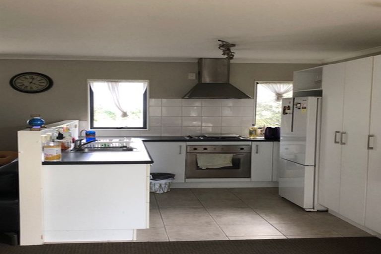 Photo of property in 1 Rixon Place, Te Atatu Peninsula, Auckland, 0610