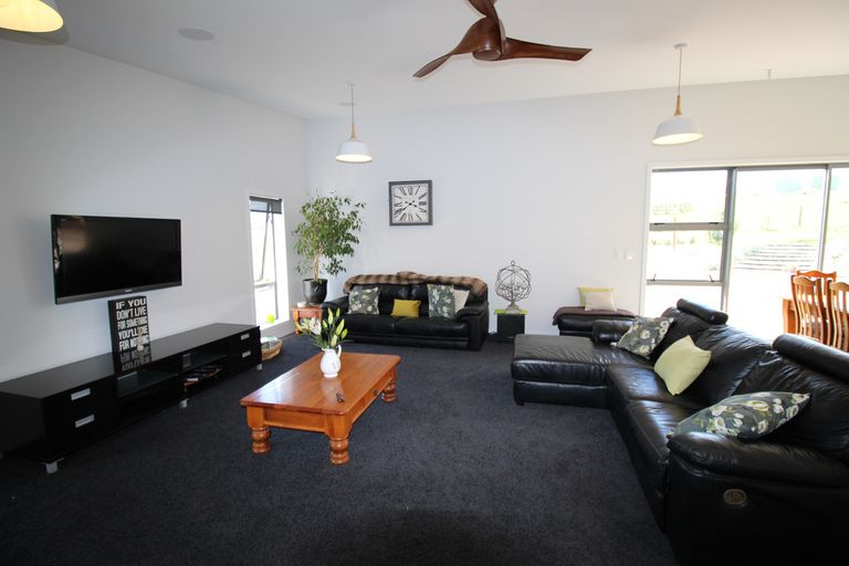 Photo of property in 24 Lewis Road, Springvale, Alexandra, 9393