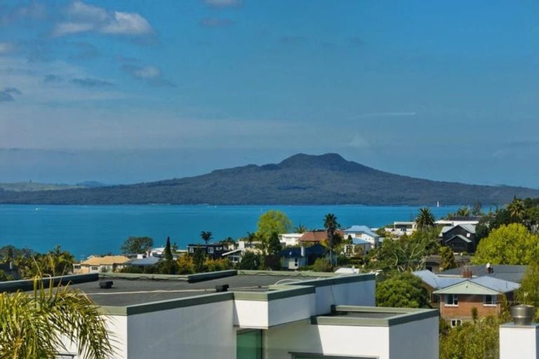 Photo of property in 5a Aberdeen Road, Castor Bay, Auckland, 0620