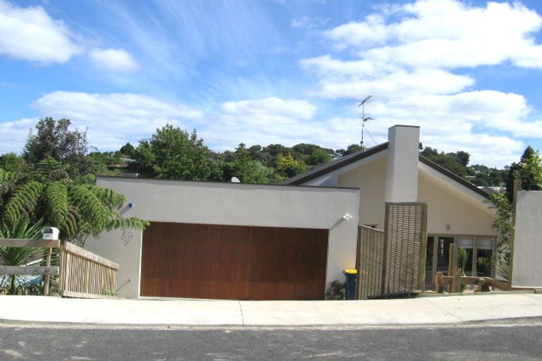 Photo of property in 16 Seaton Road, Murrays Bay, Auckland, 0630