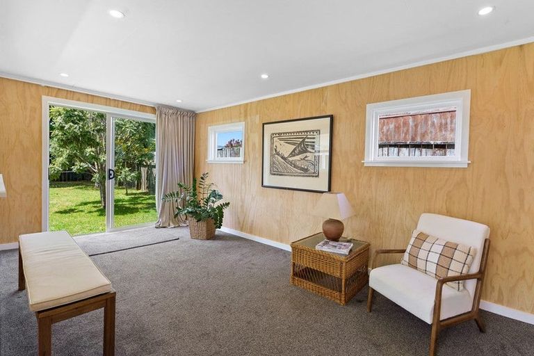 Photo of property in 104 Tutere Street, Waikanae Beach, Waikanae, 5036