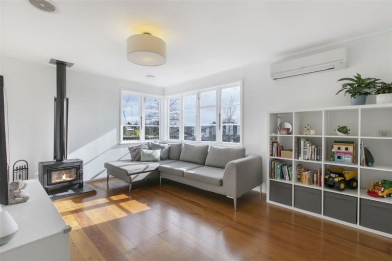 Photo of property in 1/10 Gladfield Lane, Te Atatu Peninsula, Auckland, 0610