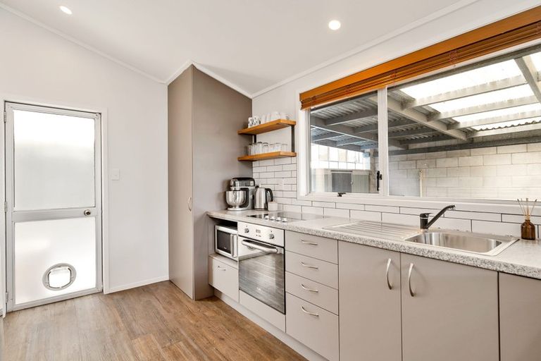 Photo of property in 3 Thomas Avenue, Te Atatu Peninsula, Auckland, 0610