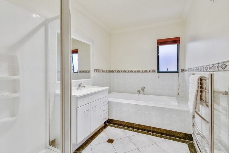 Photo of property in 70 Mt Lebanon Crescent, The Gardens, Auckland, 2105