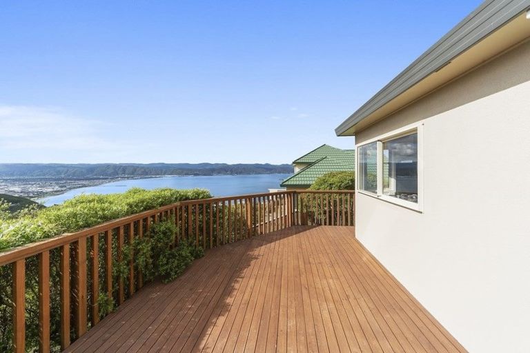 Photo of property in 9 Bennett Grove, Newlands, Wellington, 6037