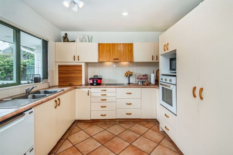 Photo of property in 2/88 Langana Avenue, Browns Bay, Auckland, 0630