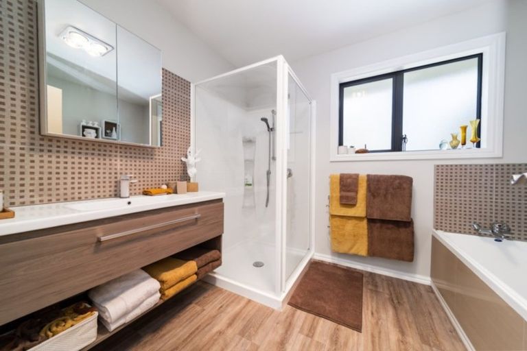 Photo of property in 1 Manorburn Place, Lake Hayes, Queenstown, 9304