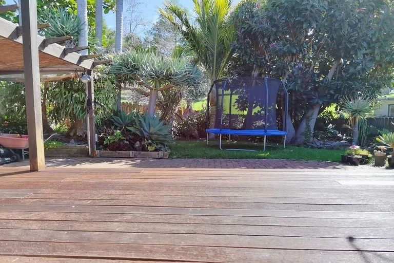 Photo of property in 77 Beechdale Crescent, Pakuranga Heights, Auckland, 2010