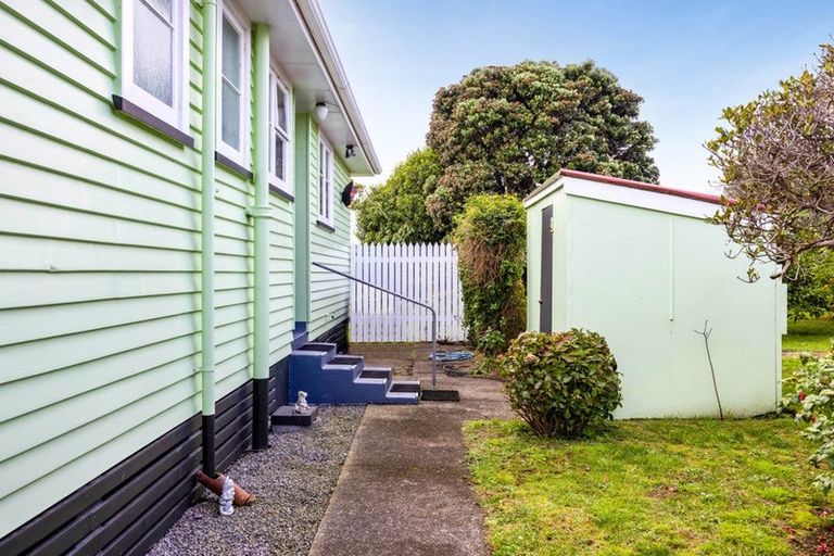 Photo of property in 10 Bone Crescent, Hawera, 4610