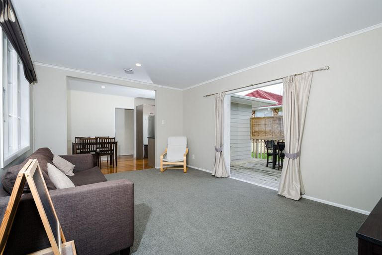 Photo of property in 38 Amberley Avenue, Te Atatu South, Auckland, 0610