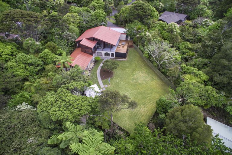 Photo of property in 24 Atarua Gardens, Waiatarua, Auckland, 0604