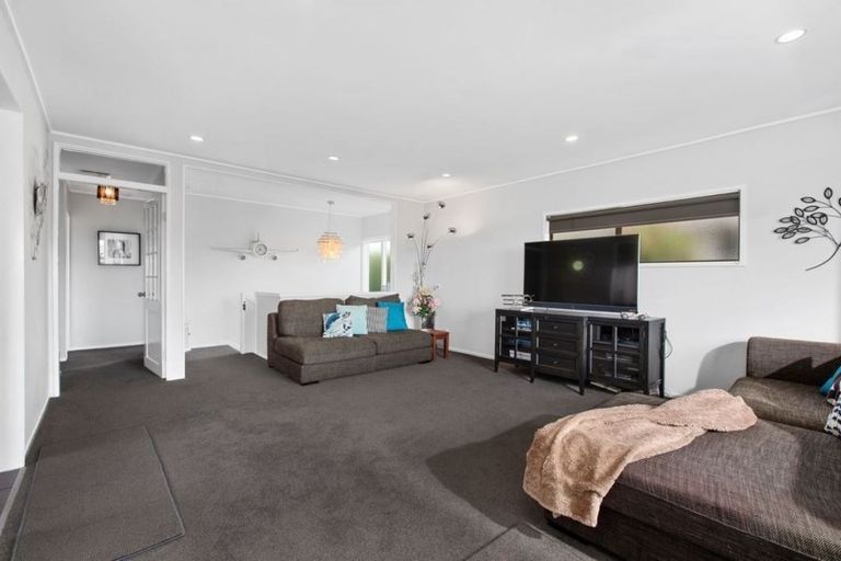 Photo of property in 1/6 Reynolds Place, Torbay, Auckland, 0630