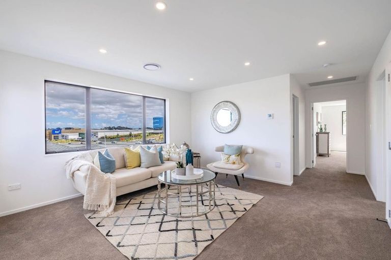 Photo of property in 30 Colliston Rise, Pinehill, Auckland, 0632